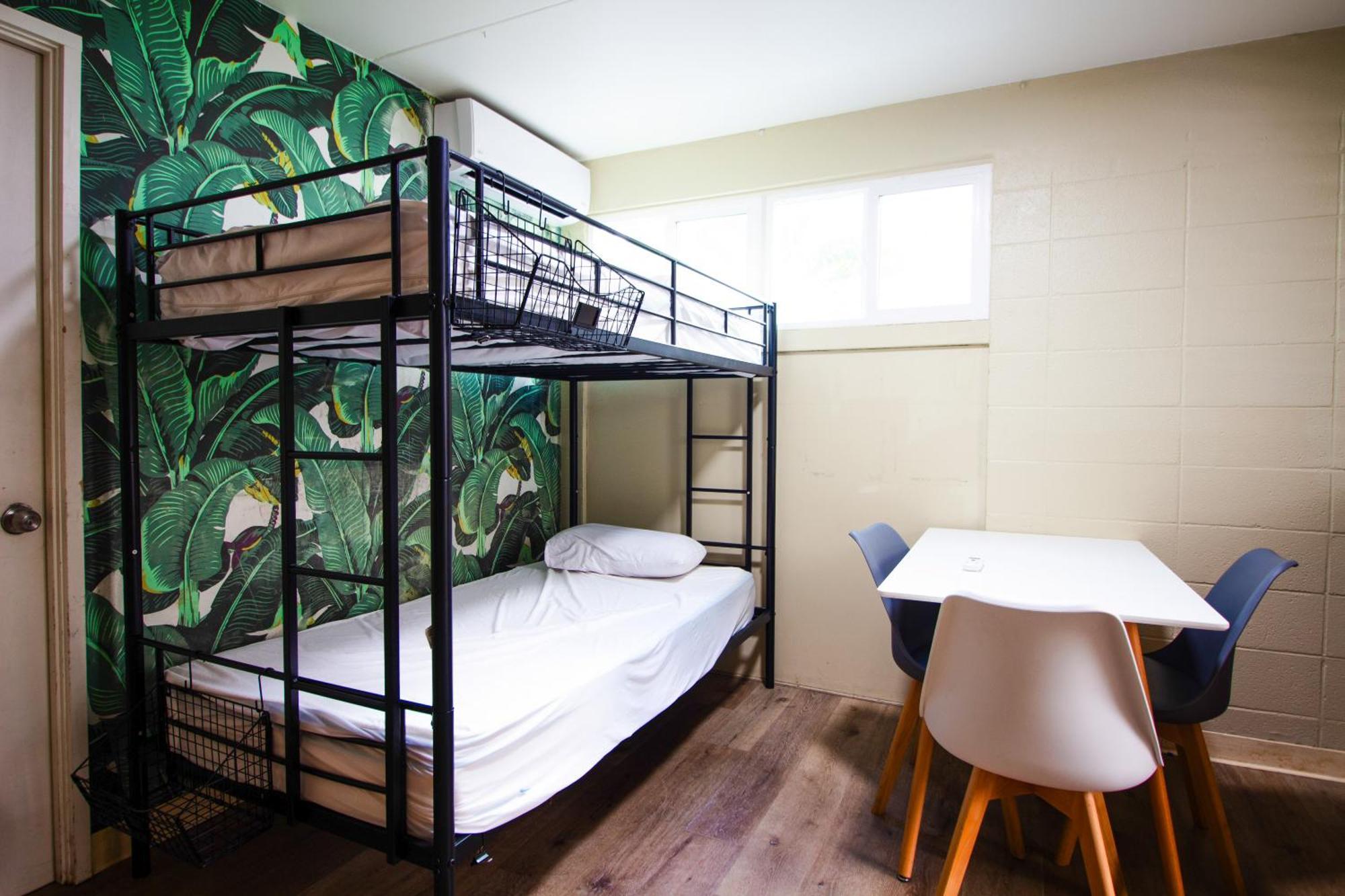 Waikiki Beachside Hostel *