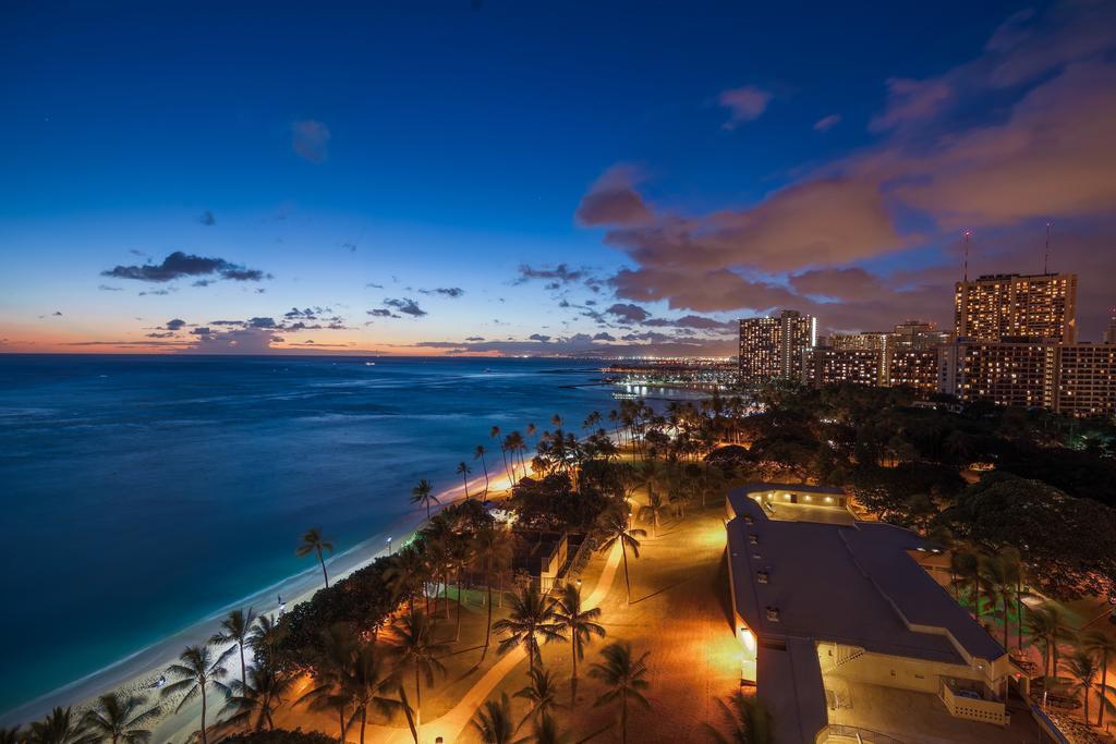 Castle Waikiki Shore 3*
