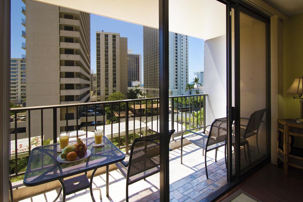 Waikiki Sunset Mountain View Near With Parking Apartment
