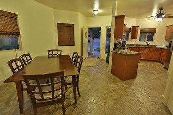 Hale Maluhia Hotel 4*