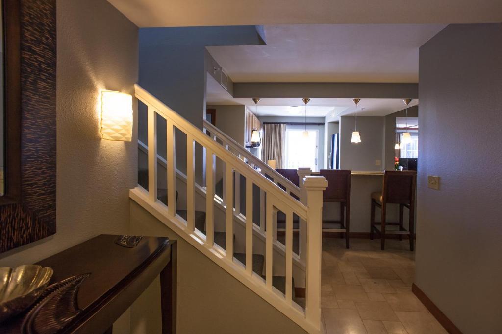 Club Wyndham At Waikiki Beach Walk Hotel