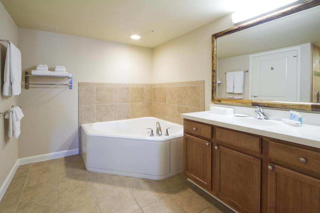 Hotel Club Wyndham At Waikiki Walk