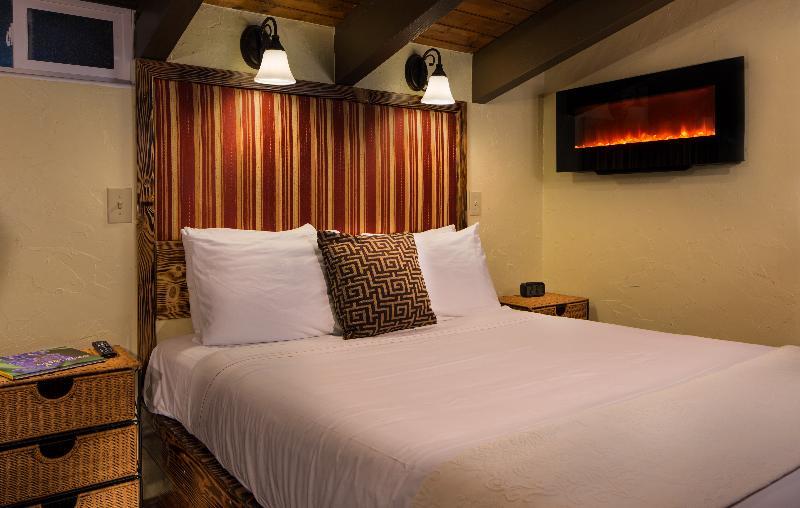 Kilauea Lodge
