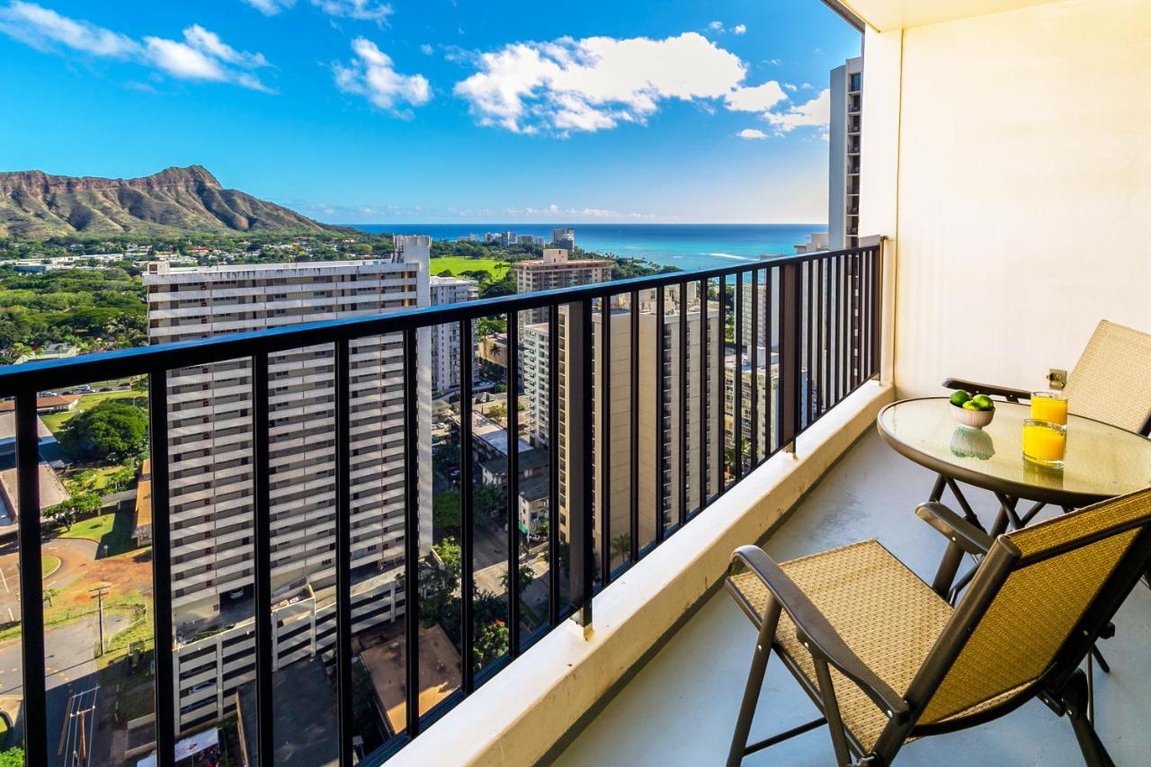 Diamond Head & Ocean View Gem Near Waikiki Beach, Parking's On Us Apartment *