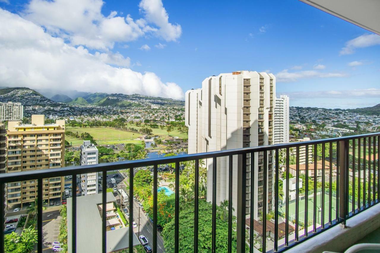 The Pineapple At The Waikiki Banyan