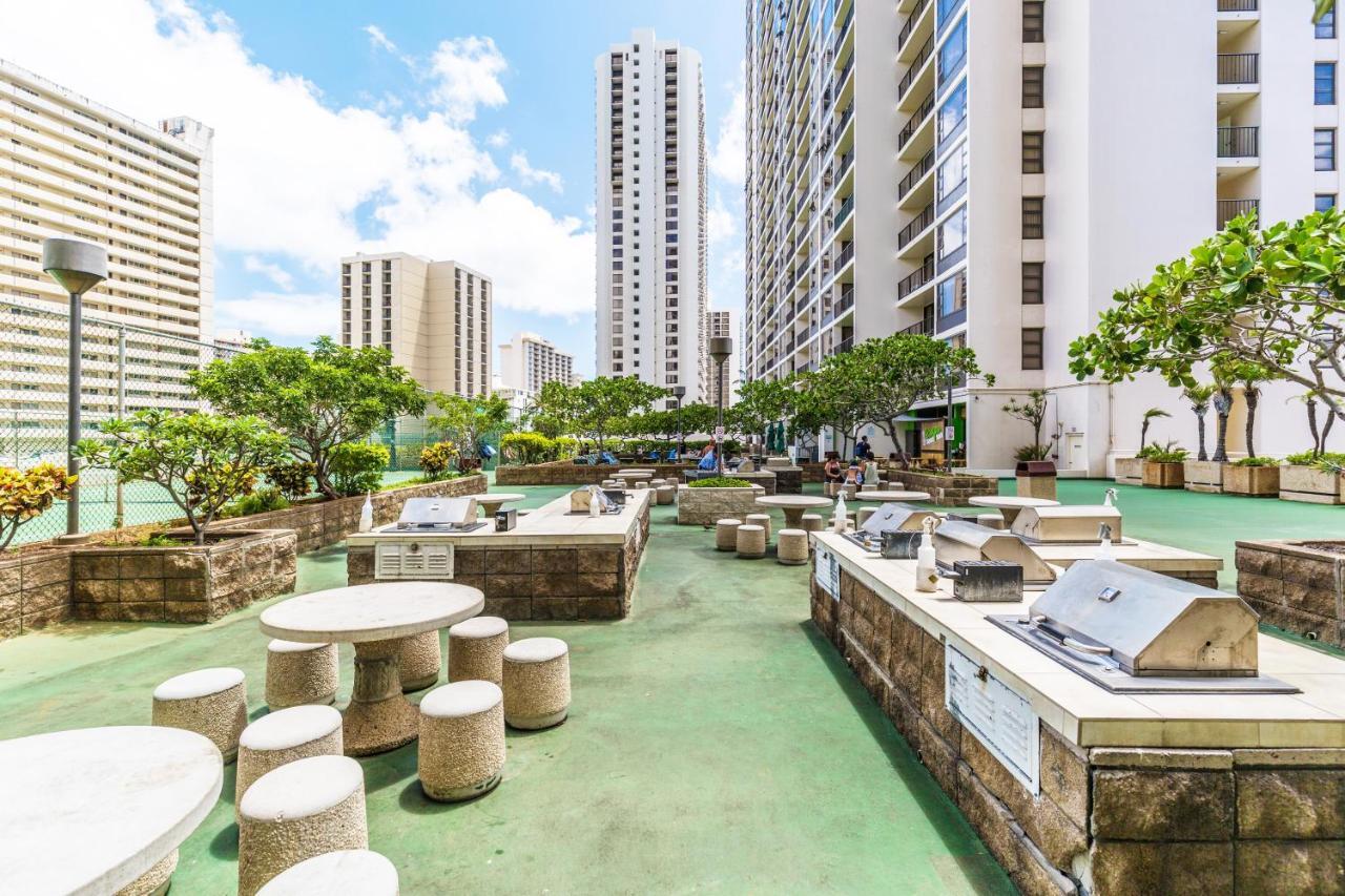 Waikiki Banyan 1br With Great Ocean Views, Steps To & Parking!