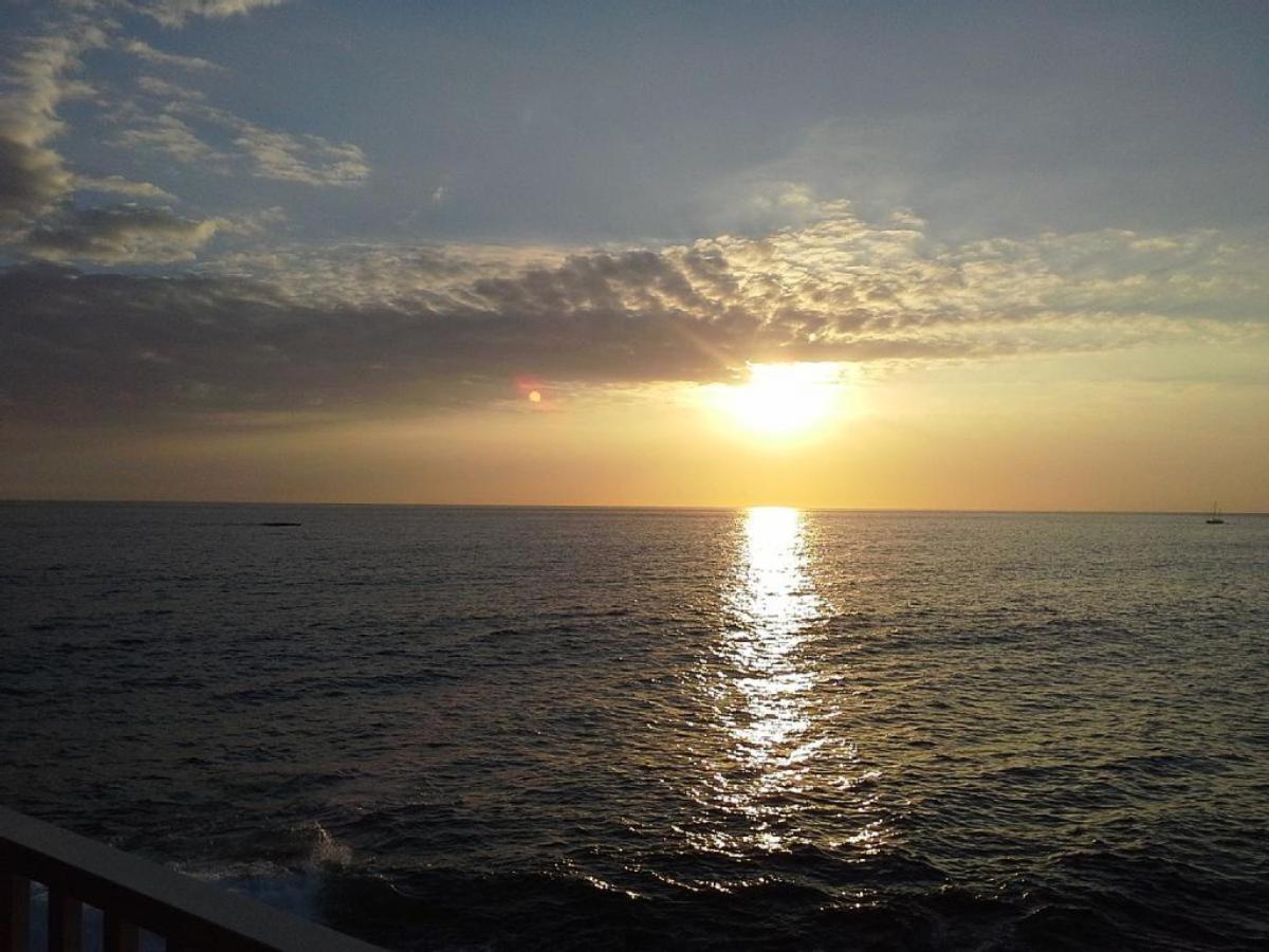 Oceanfront Paradise With Private Lanai Overlooking Bay Holiday home Kailua-Kona