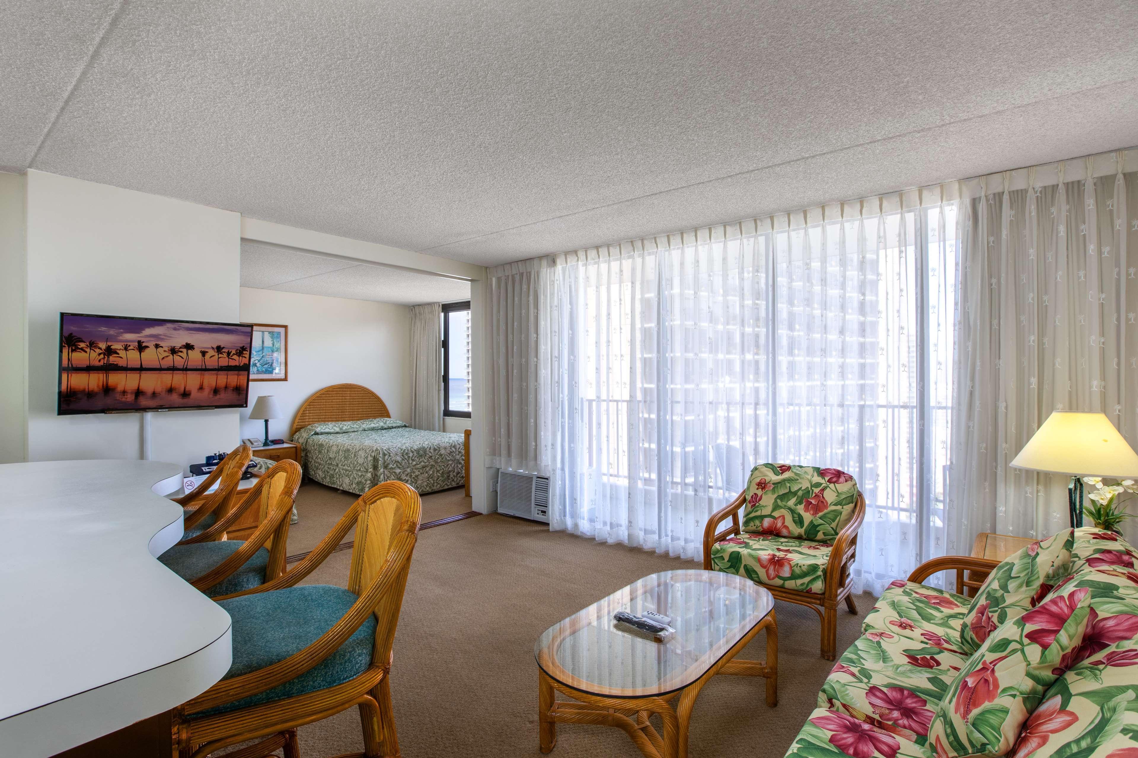 Aparthotel Aston At The Waikiki Banyan 3*