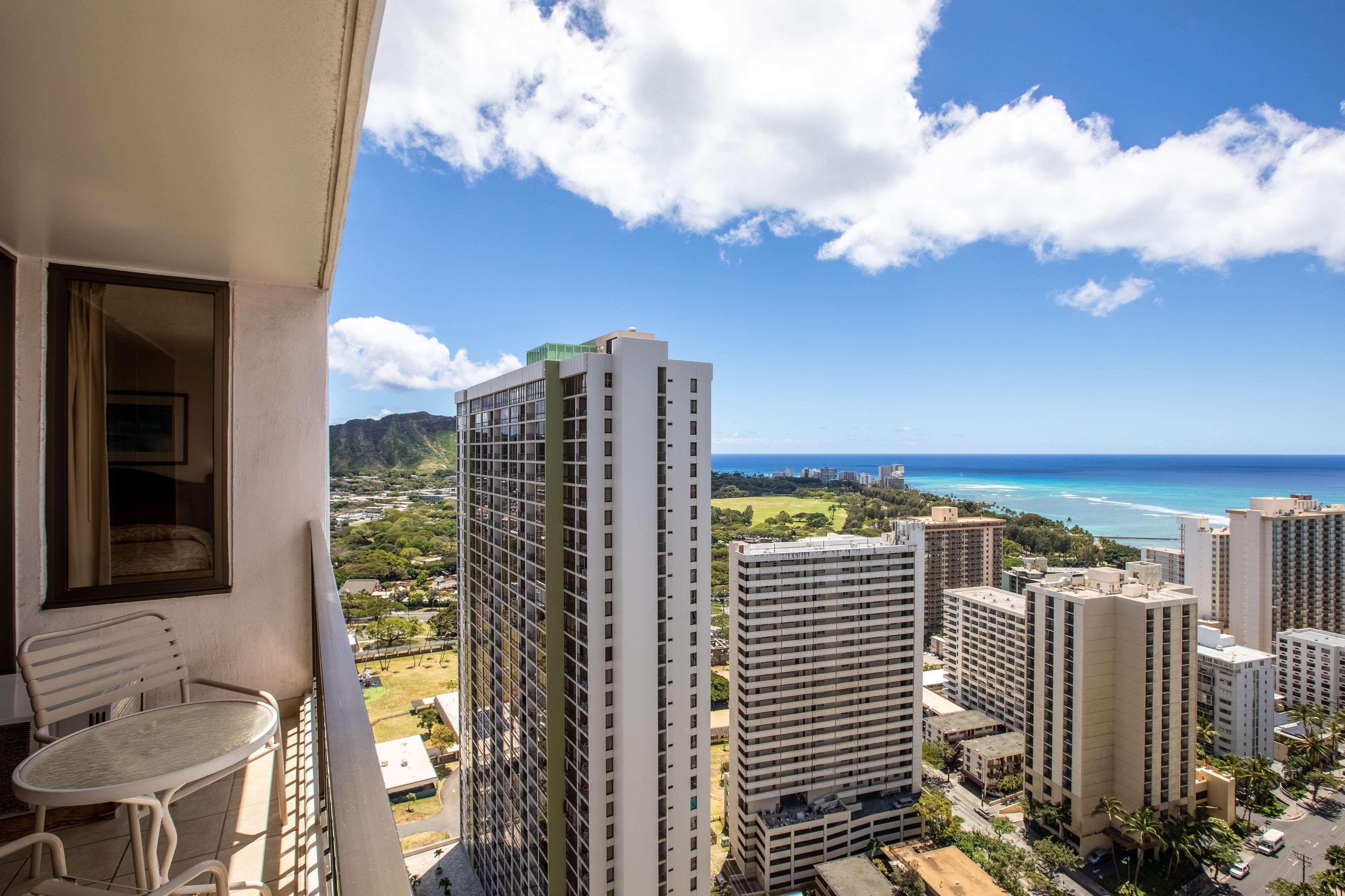 Aston At The Waikiki Banyan 3*