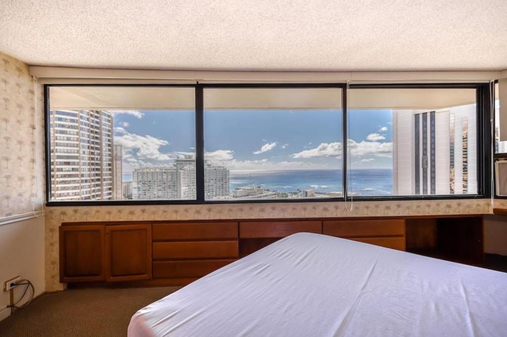 Marina Tower Waikiki 2*