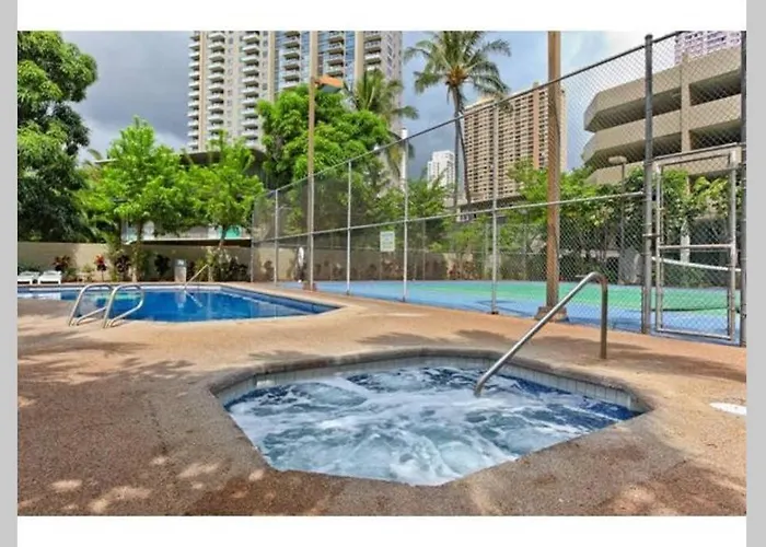 Spacious Studio W/ Parking, Beach/Mall/Park
