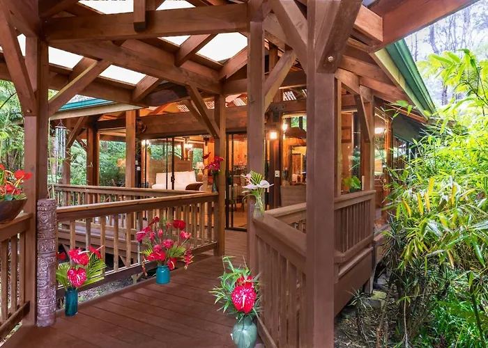 Volcano Village Lodge