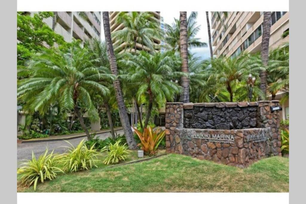 Apartment Spacious W/ Parking, Beach/mall/park *