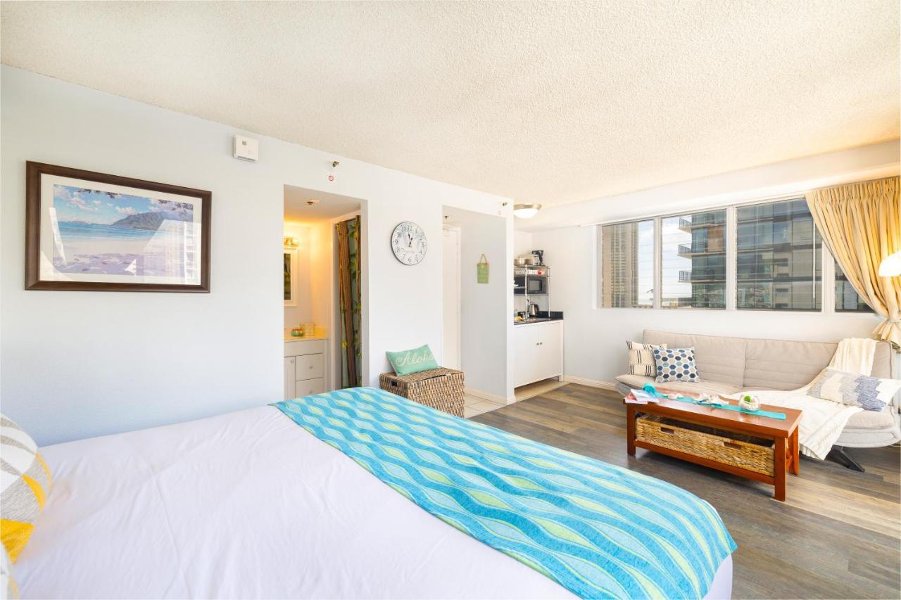 Beautiful In The Heart Of Vibrant Waikiki Apartment