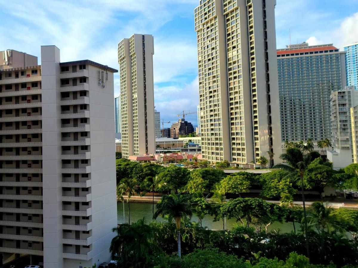 Spacious W/ Parking, Beach/mall/park *