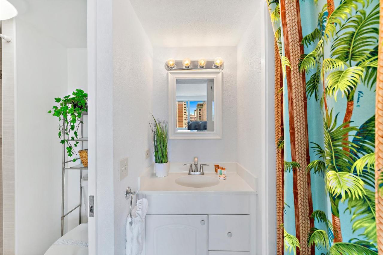 Beautiful In The Heart Of Vibrant Waikiki Apartment