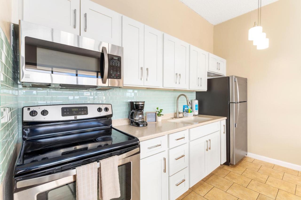 Upscale Penthouse With Ocean Views & Free Parking! * Honolulu