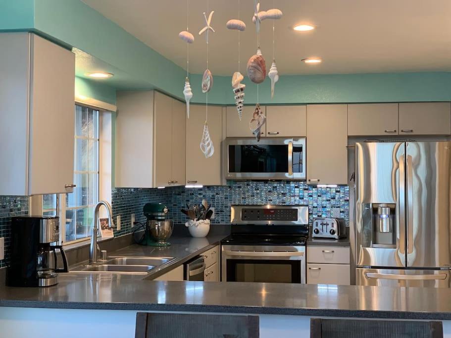 Coastal Sleeps 10 *