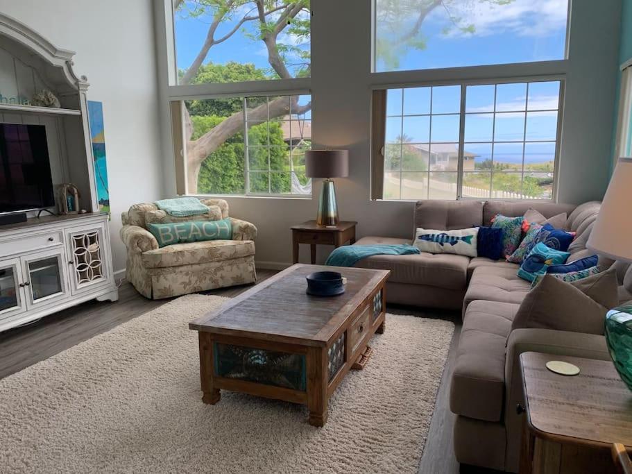 Coastal Sleeps 10 Villa
