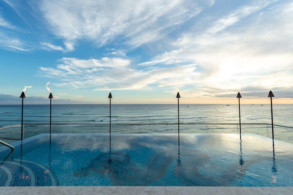 Aston Beachside Hotel Waikiki