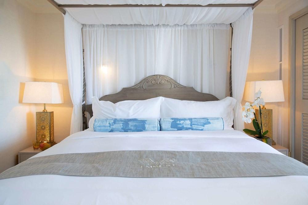 Aston Beachside Hotel