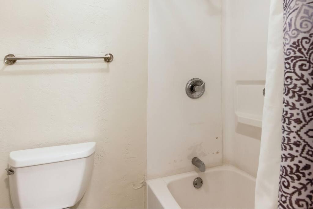 Lovely 1 Bedroom With Kitchen, Free Wifi & Parking Apartment