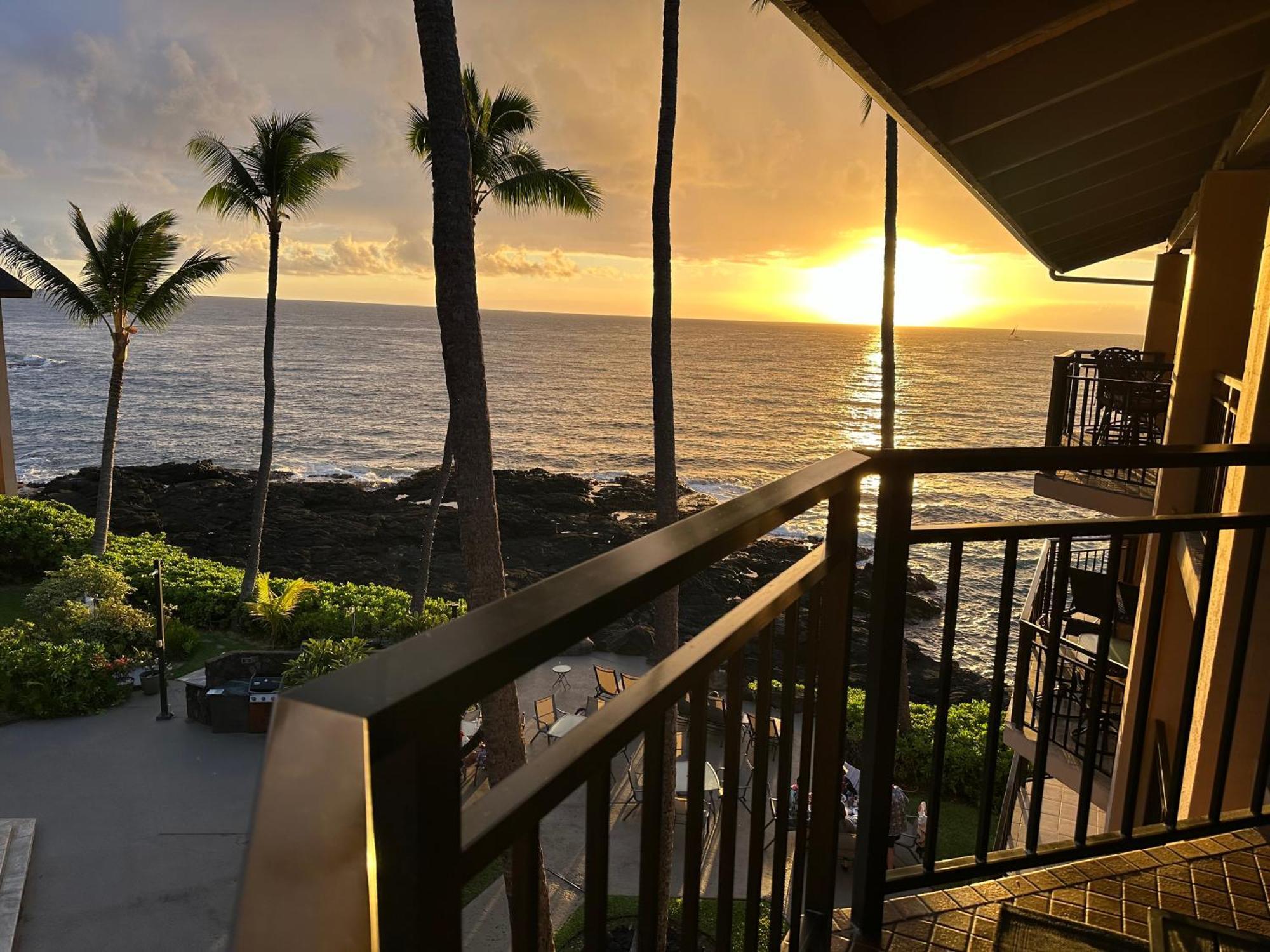 Oceanfront Penthouse With Loft * Kailua-Kona