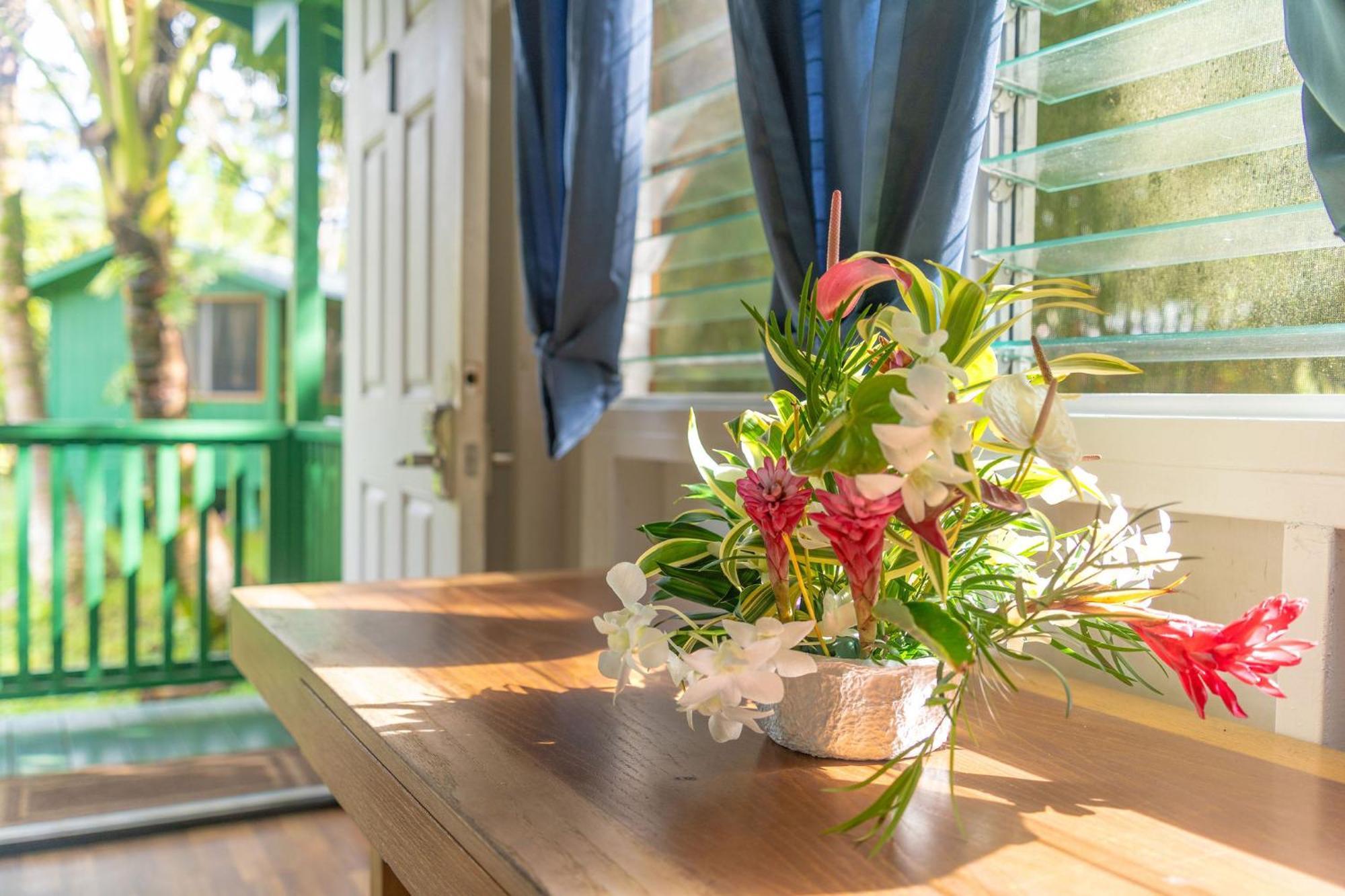 Hawaiian Sanctuary Eco Retreat Center Farm stay *