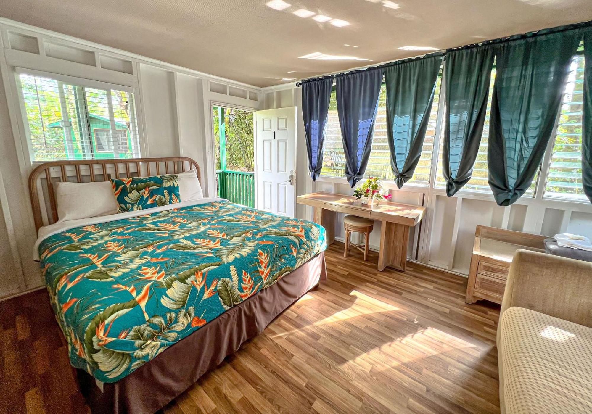 Hawaiian Sanctuary Eco Retreat Center Farm stay *