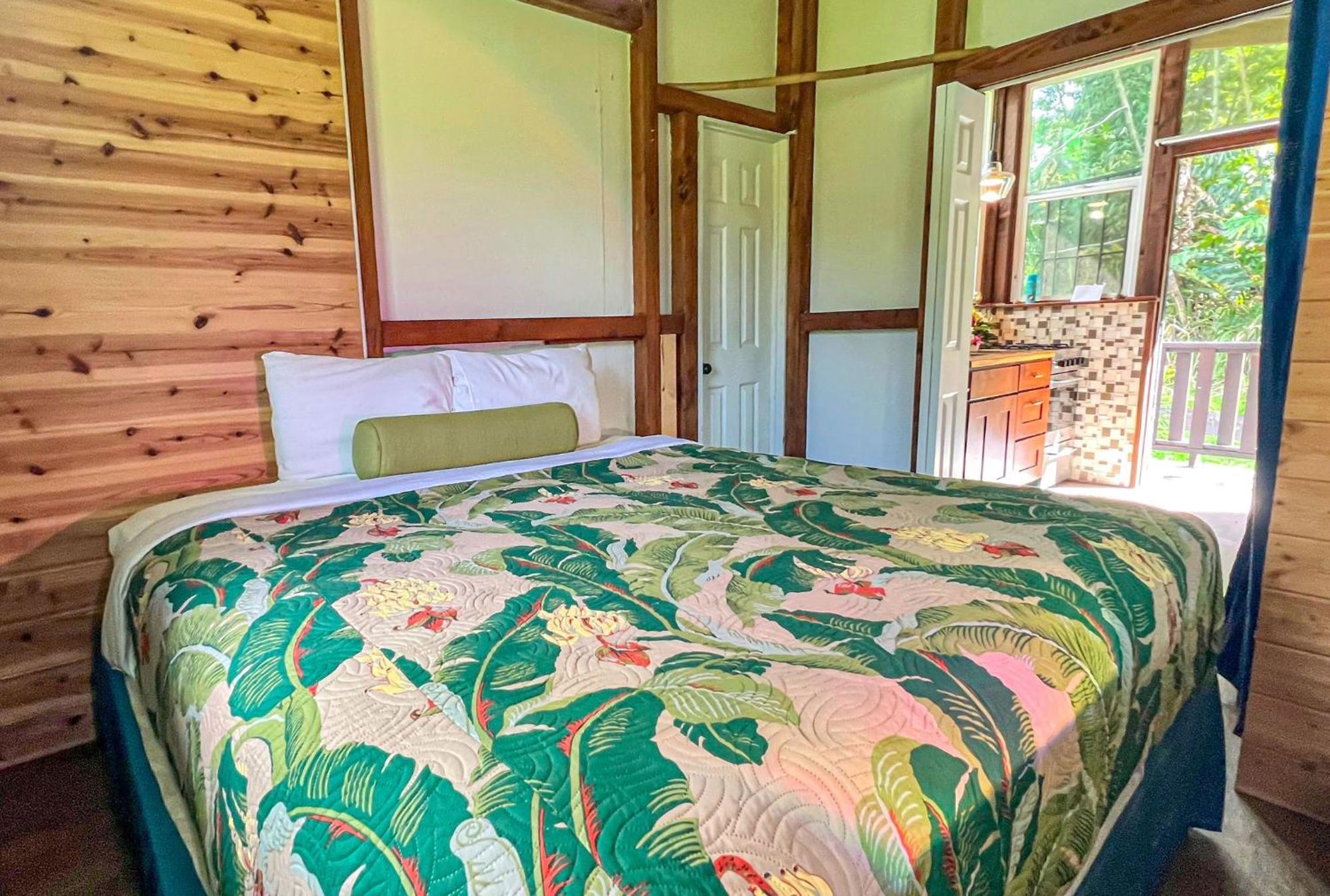 Farm stay Hawaiian Sanctuary Eco Retreat Center Pahoa