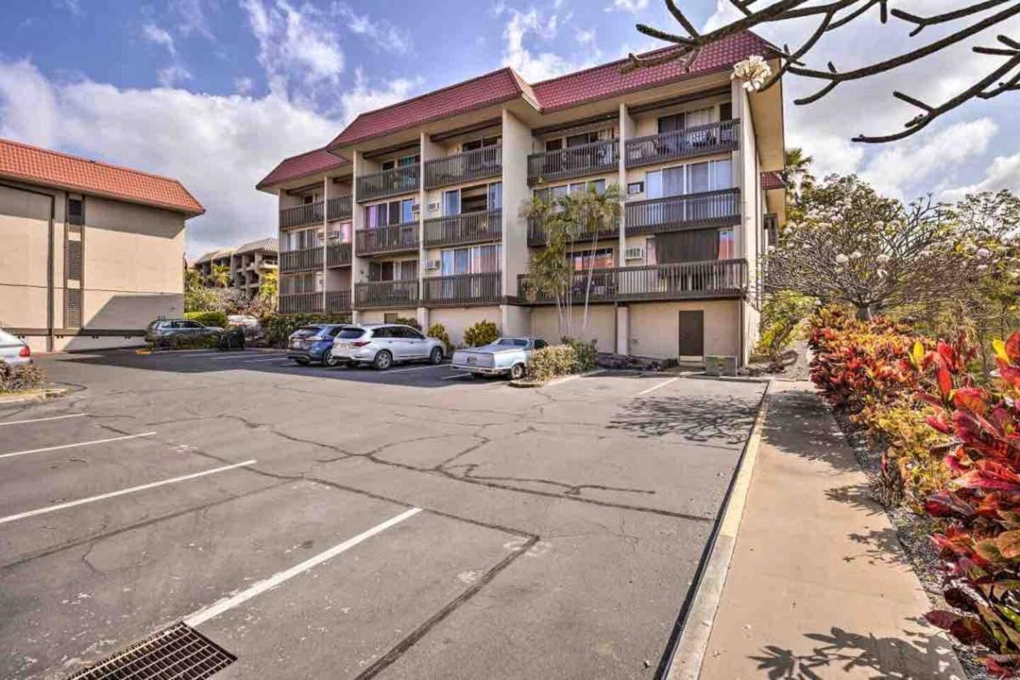 Apartment Kailua Bay View, Ac, King Bed, Lanai, Pool, Walk To Kailua Village *