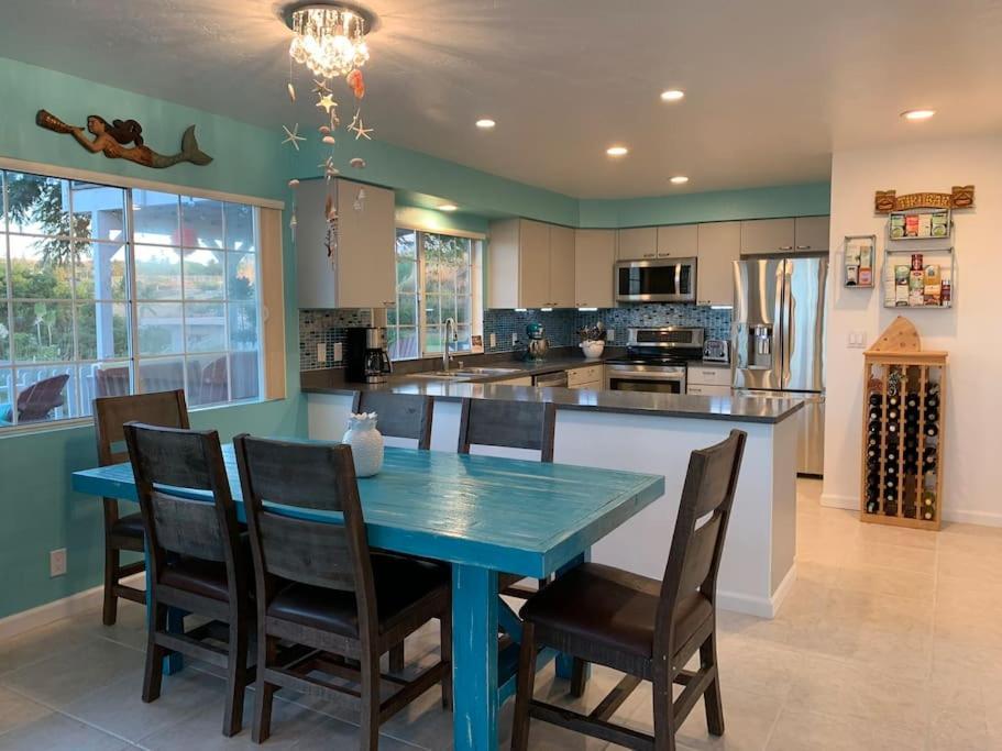 Coastal Sleeps 10 Villa