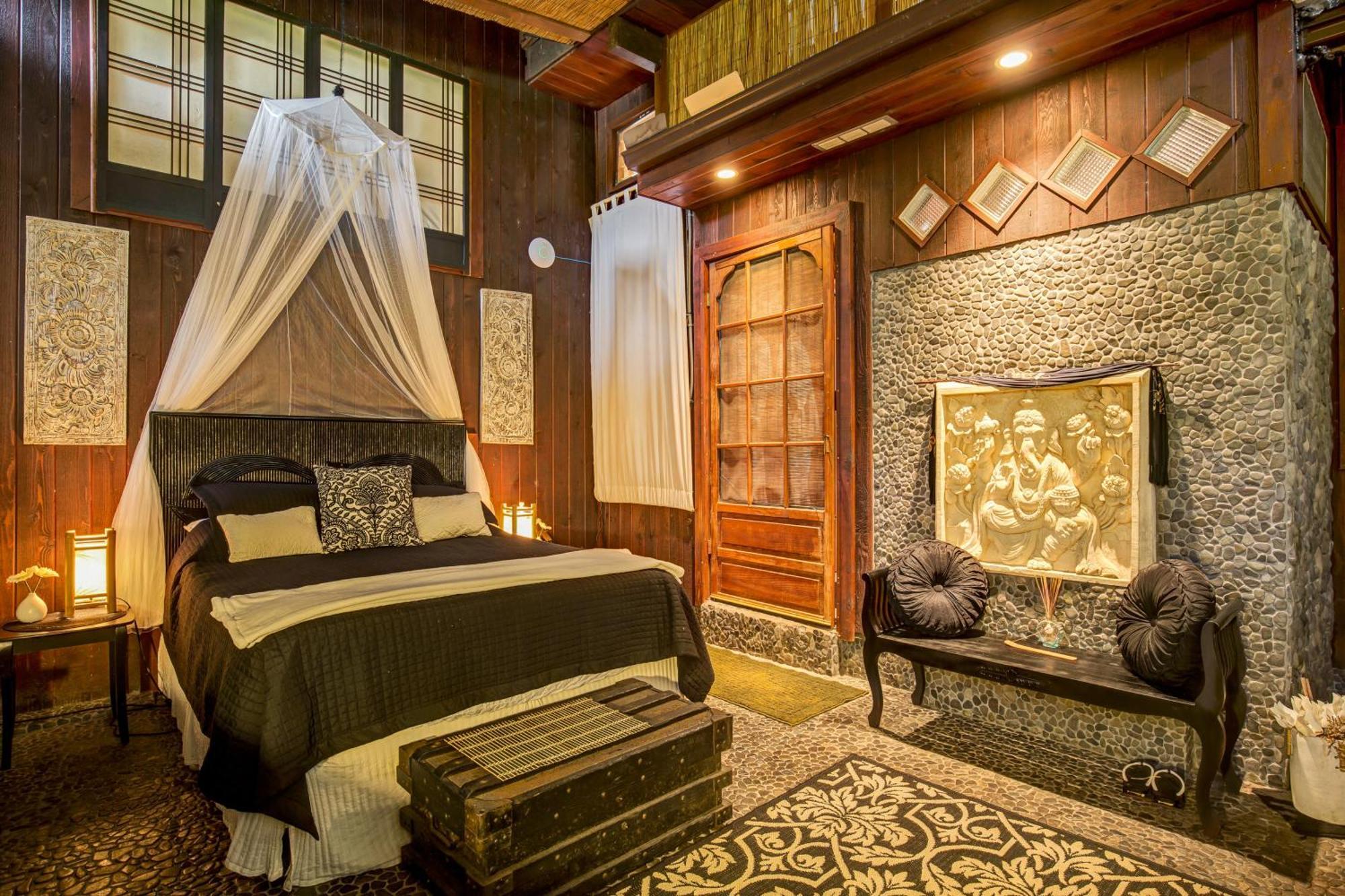 The Bali House And At Hawaii