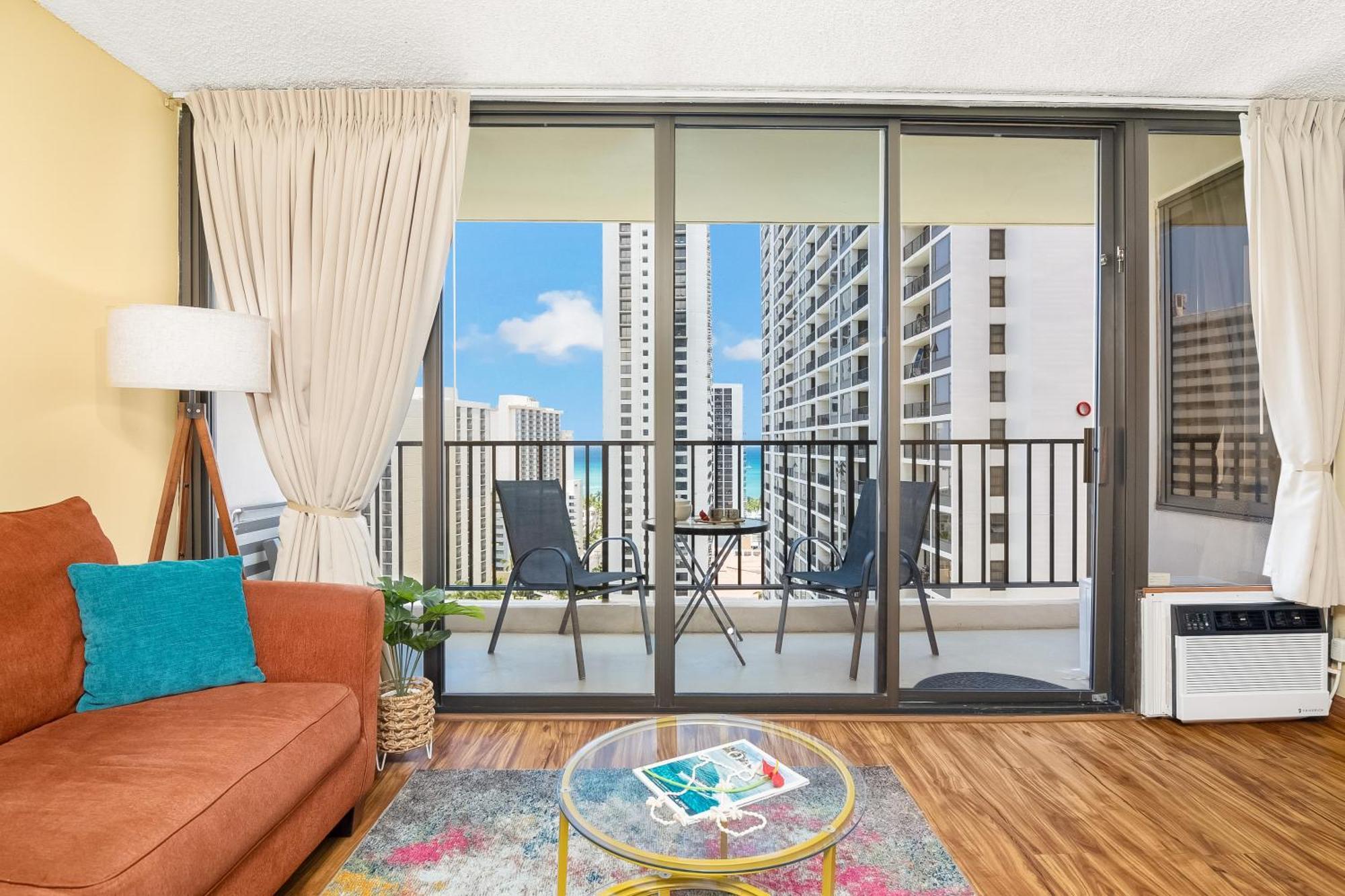 Beautiful 1br, Steps To Waikiki And Parking Apartment Honolulu