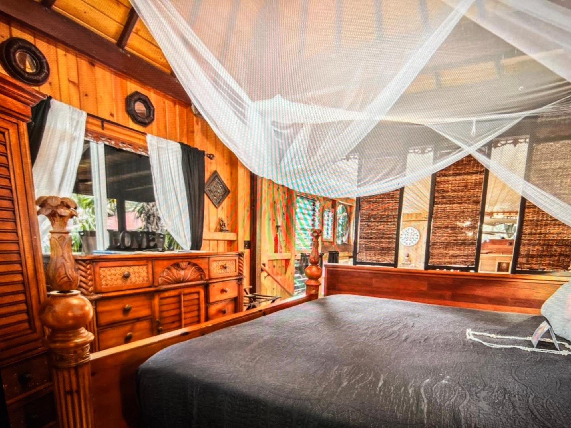 The Bali House And At Hawaii Kehena
