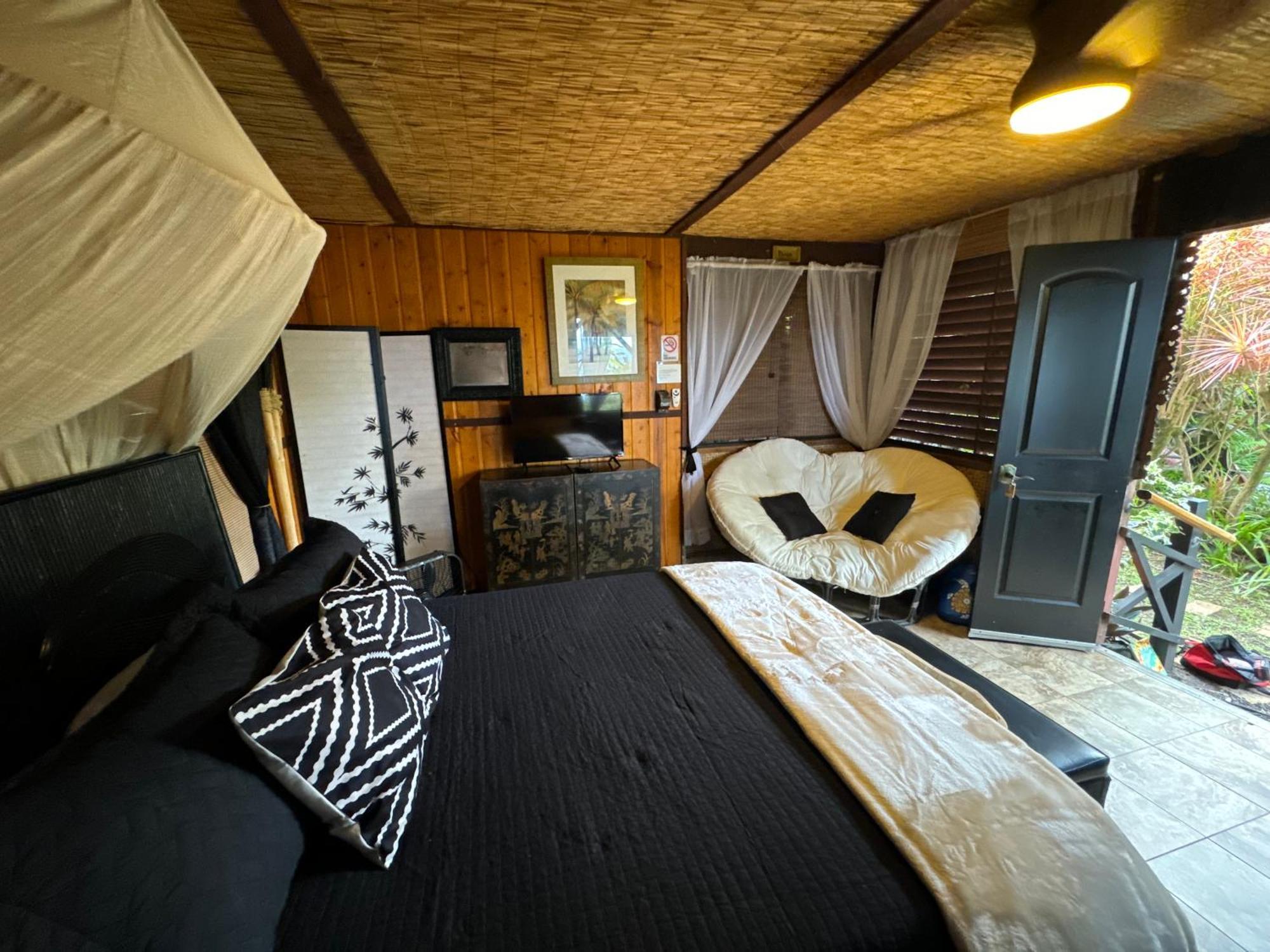 The Bali House And At Hawaii *