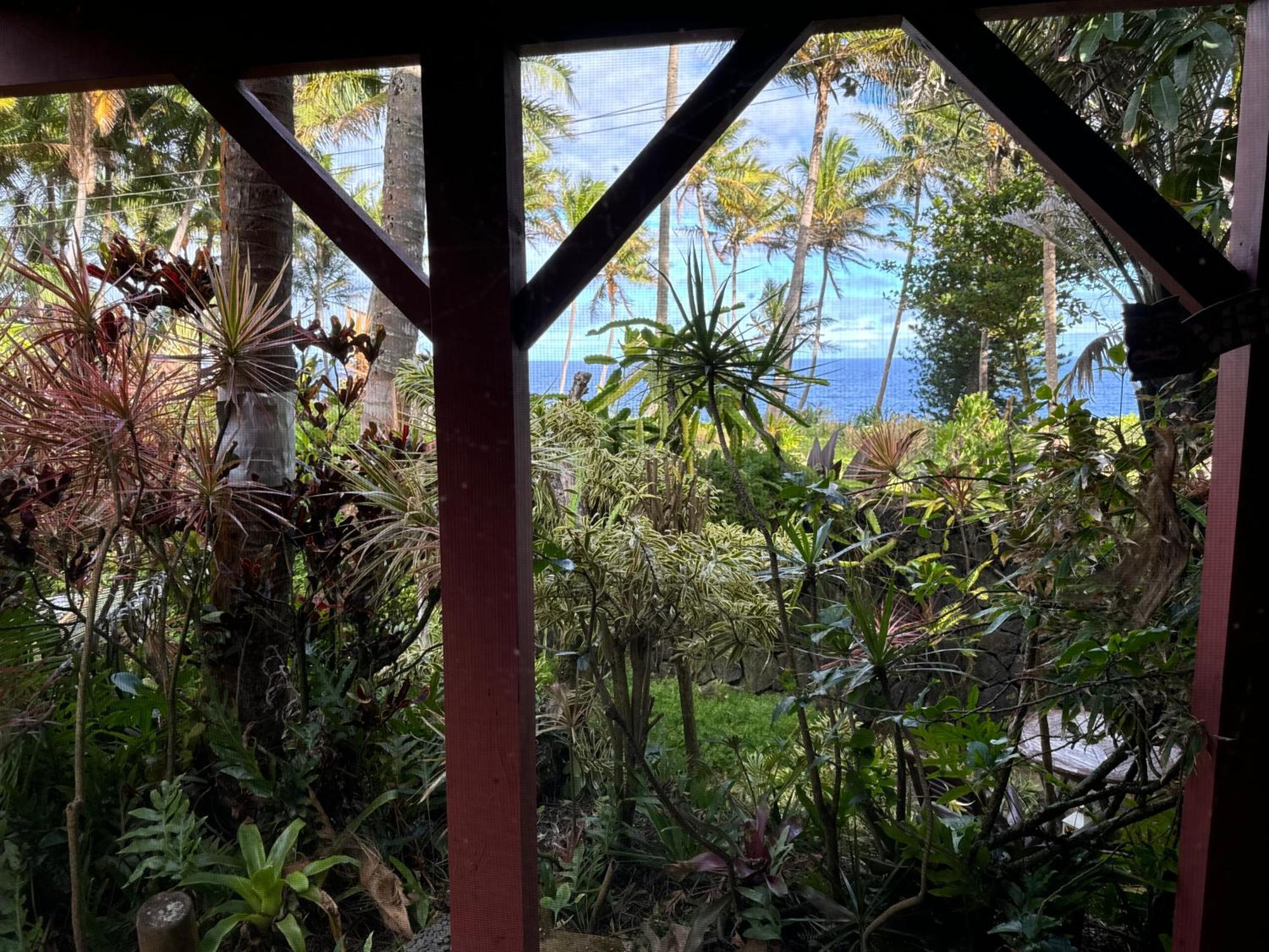 The Bali House And At Hawaii * Kehena