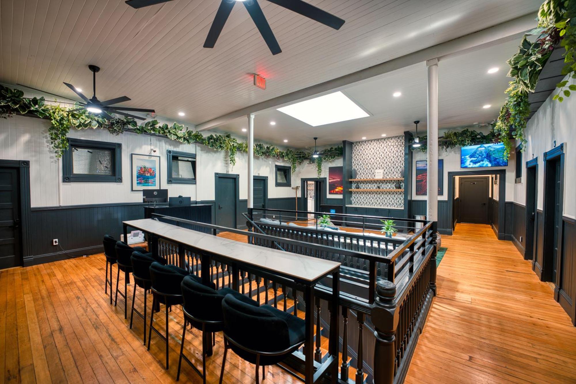 Howzit Hawaii Hostel *