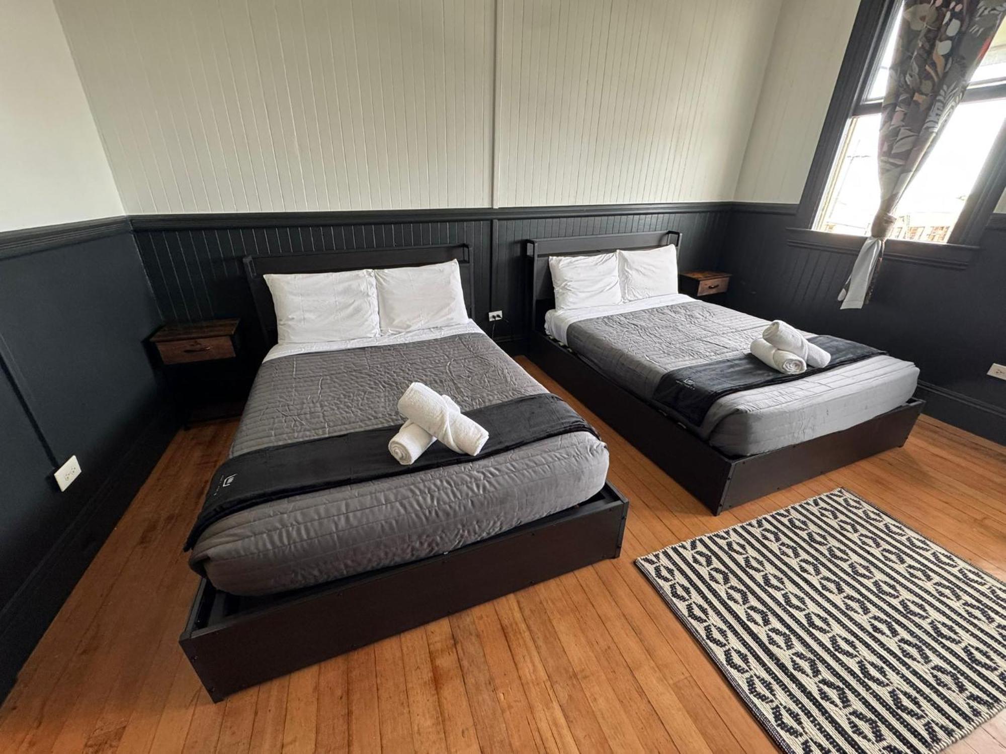 Howzit Hawaii Hostel *