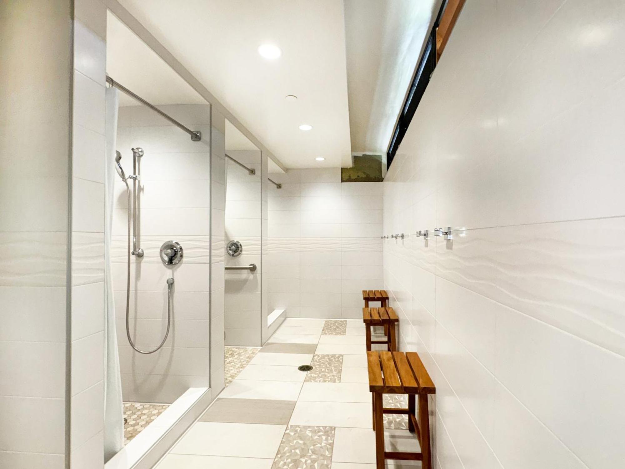 Aloha Vibes With Ocean Views, Near & Parking! Apartment