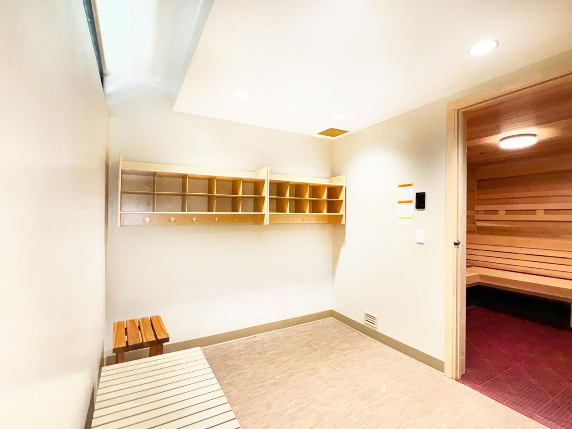 Aloha Vibes With Ocean Views, Near & Parking!