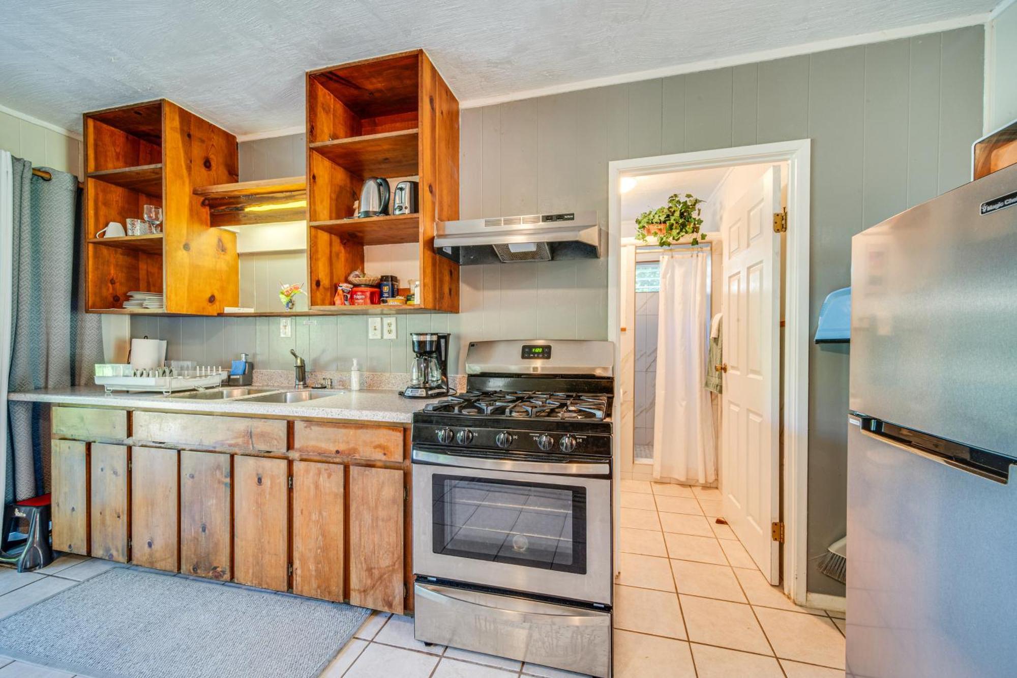 Apartment On Beautiful Acre With Pool And Deck!