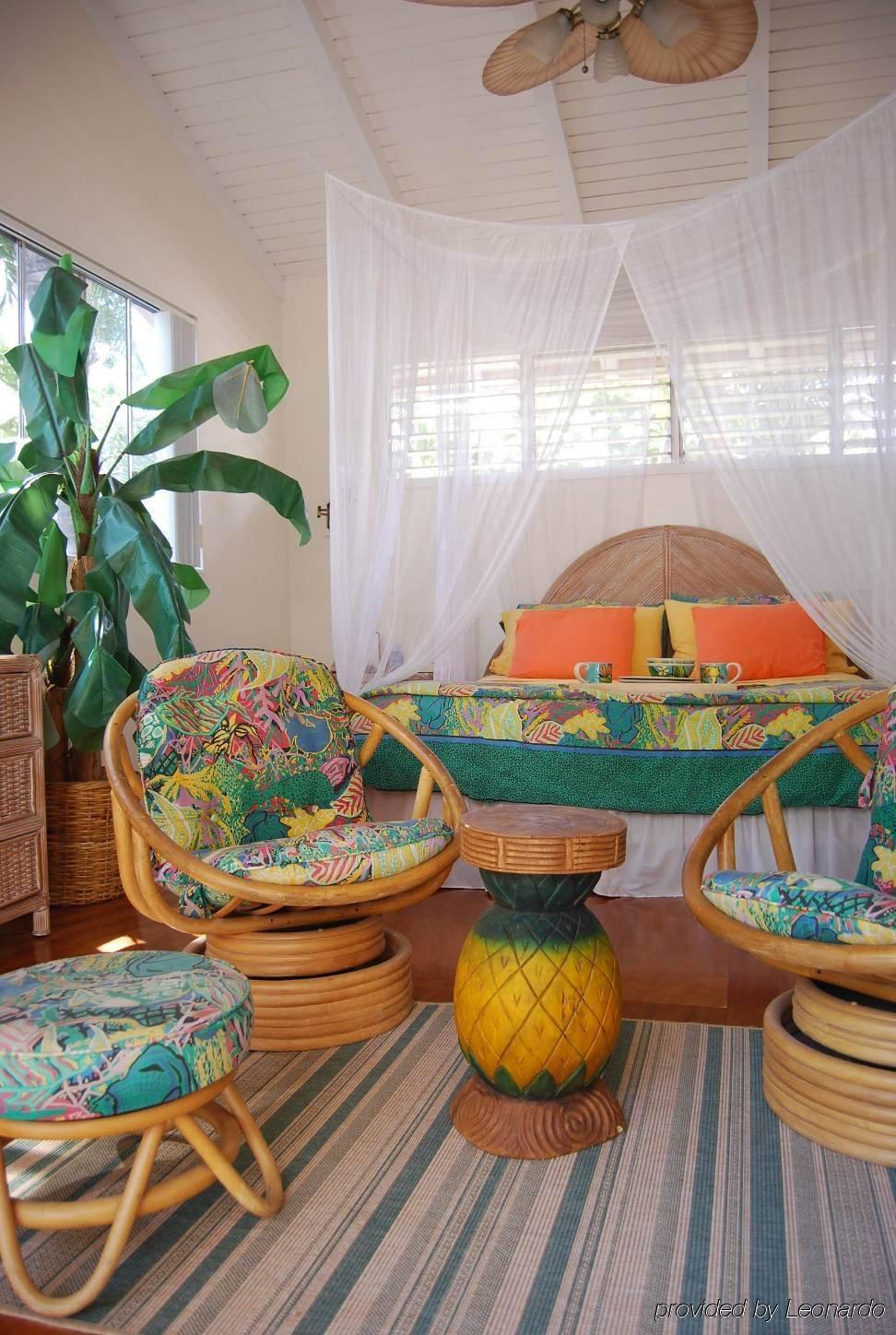 Old House-walk To Town & Beach! Guest house Lahaina