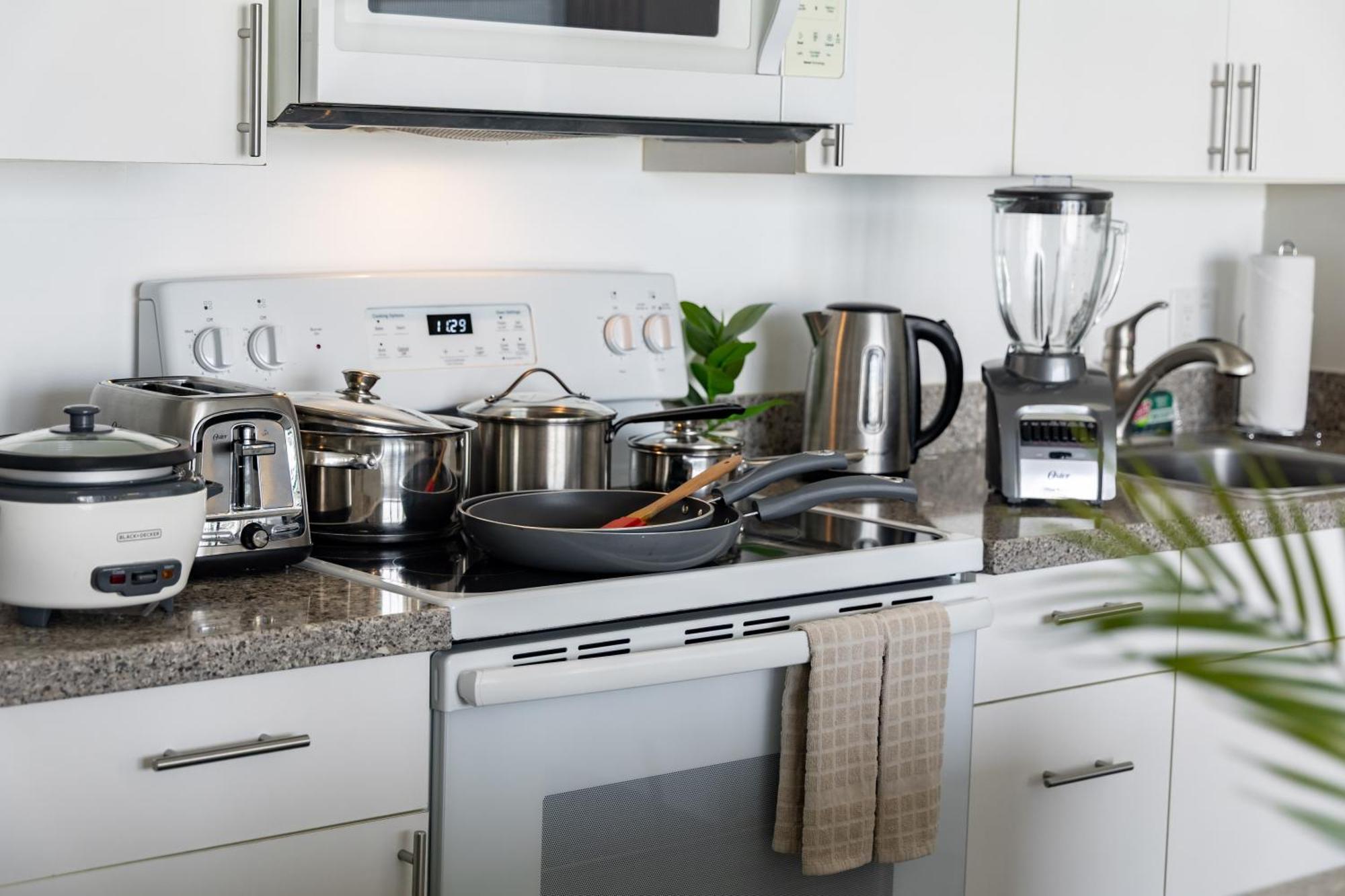 Aloha Vibes With Ocean Views, Near & Parking! Apartment