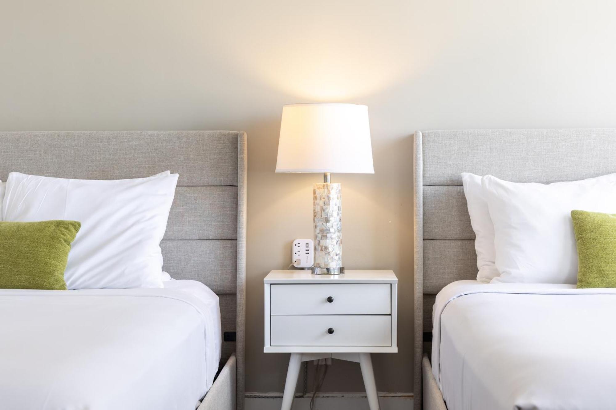Aloha Vibes With Ocean Views, Near & Parking!