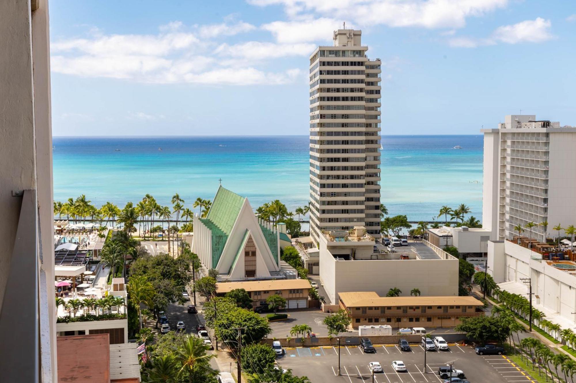 Aloha Vibes With Ocean Views, Near & Parking!