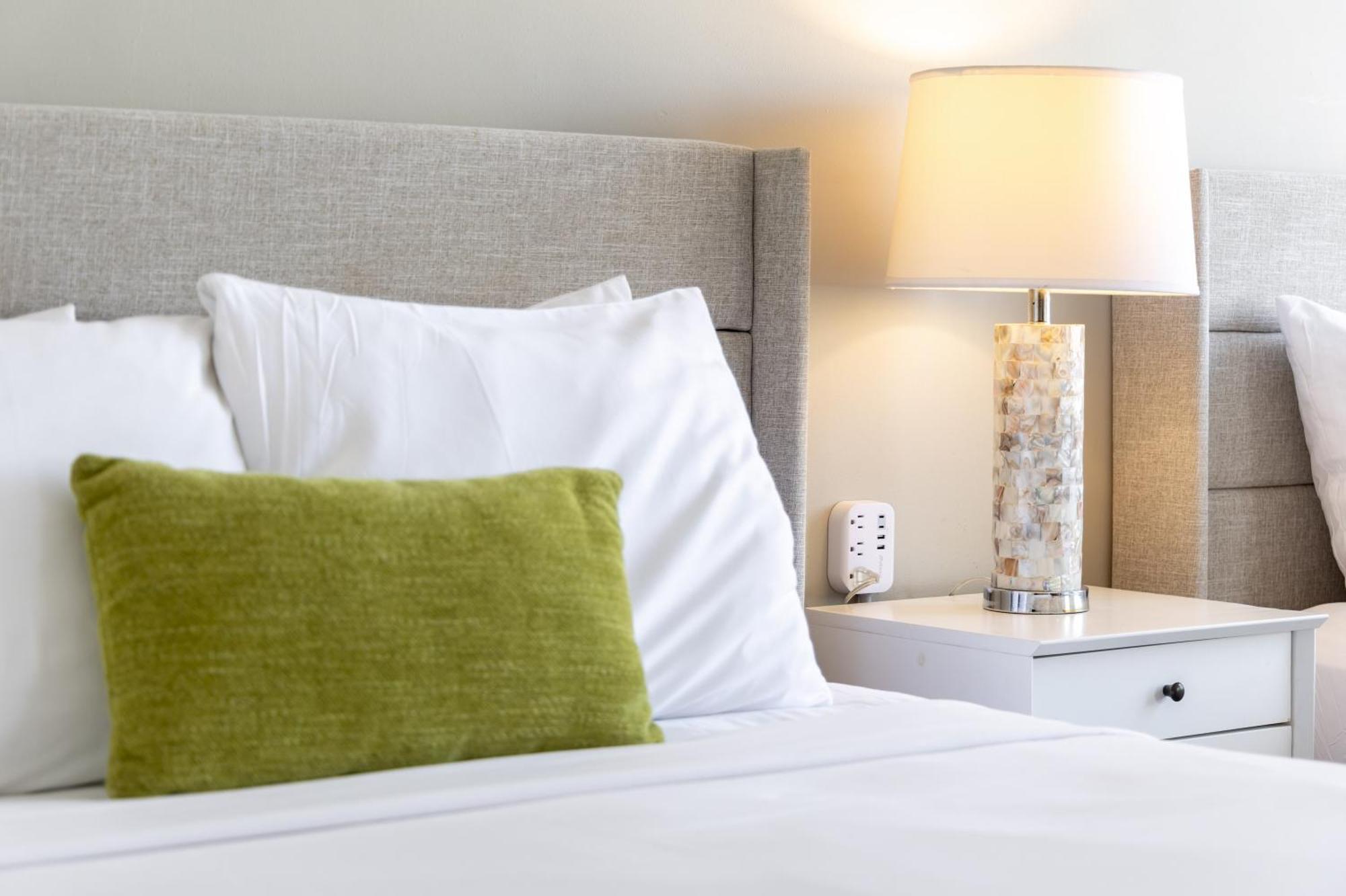 Apartment Aloha Vibes With Ocean Views, Near & Parking! Honolulu