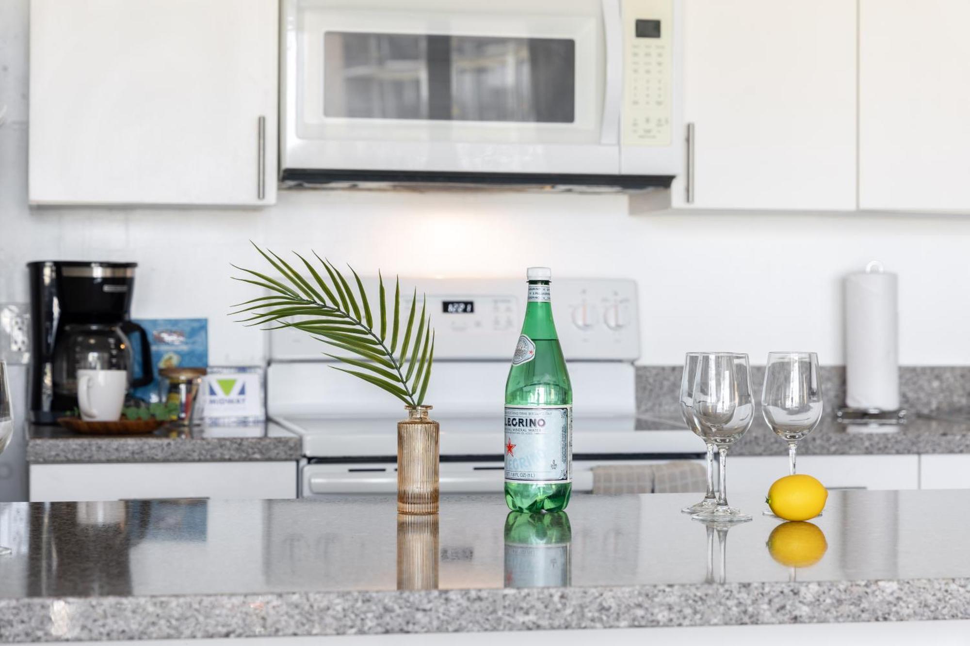 Apartment Aloha Vibes With Ocean Views, Near & Parking!