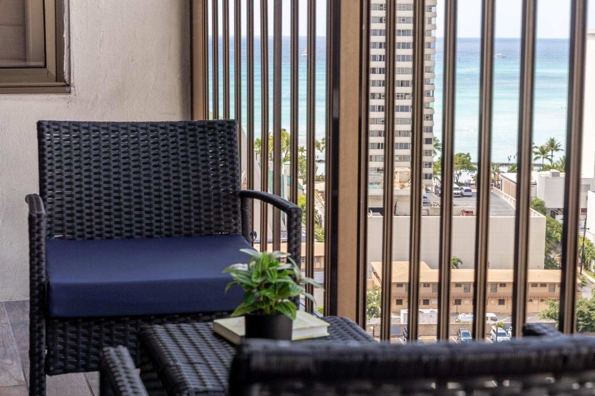 Aloha Vibes With Ocean Views, Near & Parking! Honolulu