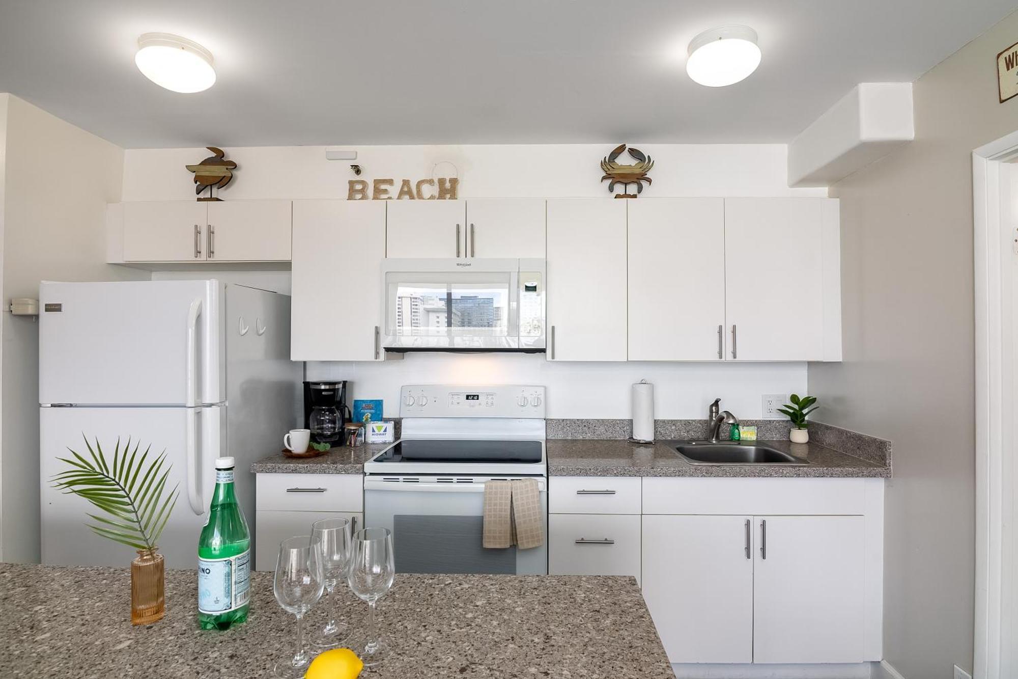 Aloha Vibes With Ocean Views, Near & Parking! Honolulu